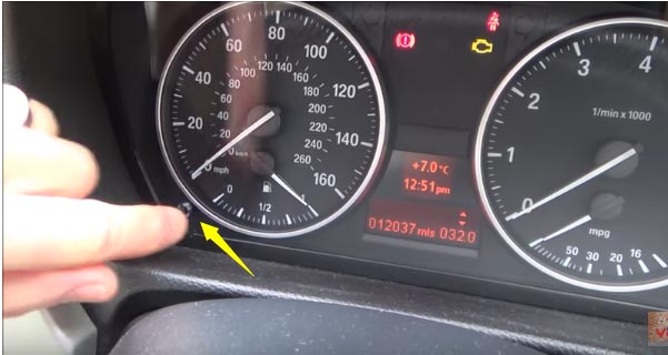 How to Reset Service Light for BMW 318i E92 2013 (5)