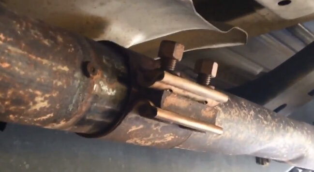 How to Remove Ford F150 Exhaust Y-pipe (10)