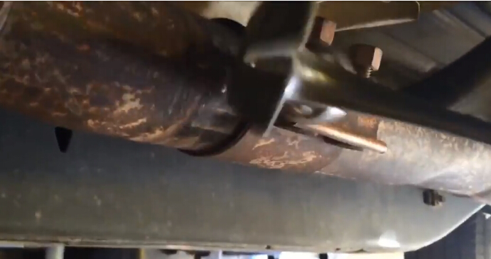 How to Remove Ford F150 Exhaust Y-pipe (11)