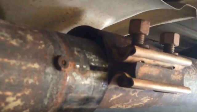 How to Remove Ford F150 Exhaust Y-pipe (12)