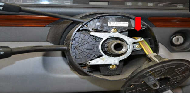 Benz W204 Steering Angle Sensor Removal (11)