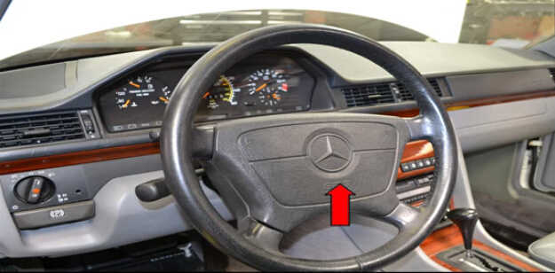 Loại bỏ cảm biến góc lái Benz W204 (2)