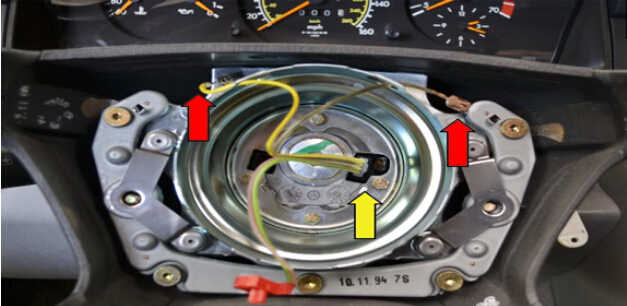 Benz W204 Steering Angle Sensor Removal (6)