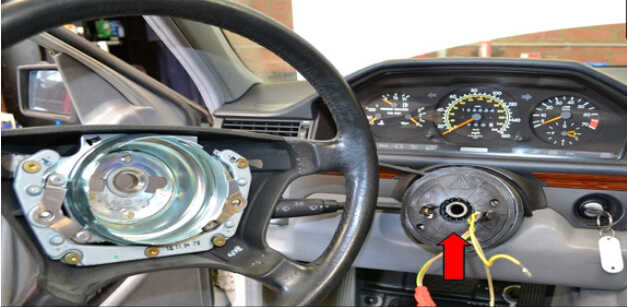 Loại bỏ cảm biến góc lái Benz W204 (9)