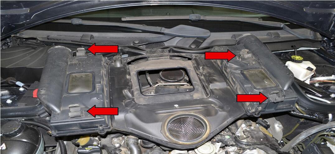 How to Remove Benz C Class W204 Engine Cover (2)