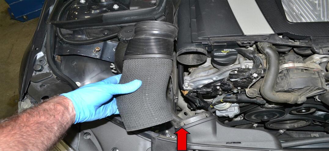 How to Remove Benz C Class W204 Engine Cover (8)