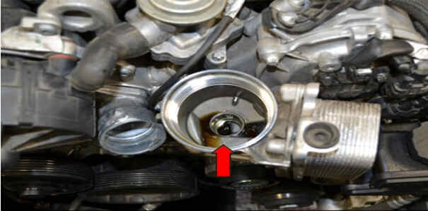 Cách thay thế bộ lọc dầu động cơ Benz W204 (12)