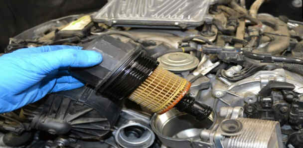 How to Replace Benz W204 Engine Oil Filter (8)