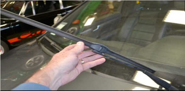 Mercedes Benz W204 Windshield Wiper Blades Replacement (2)