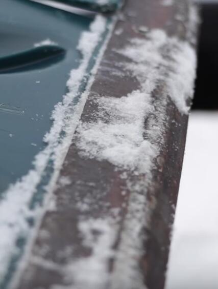 How-Not-to-Clear-Snow-Off-Your-Vehicle-1