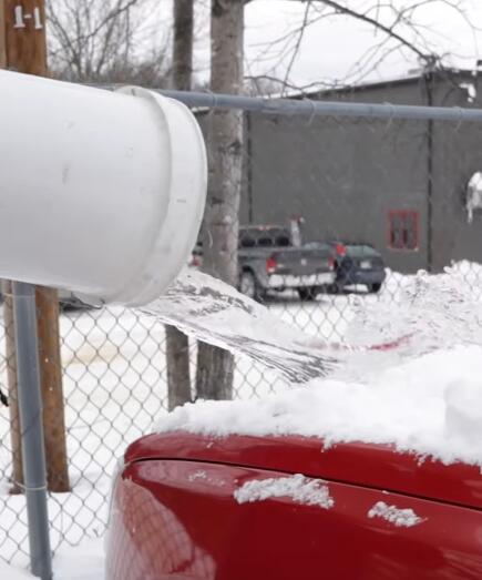 How-Not-to-Clear-Snow-Off-Your-Vehicle-3