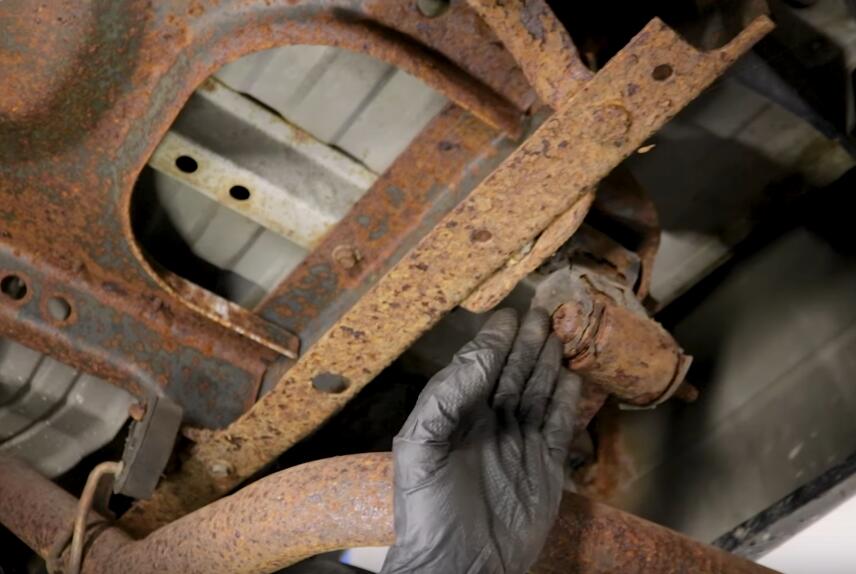 How-to-Inspect-Leaf-Spring-Suspensions-for-Dodge-Pickup-Truck-5
