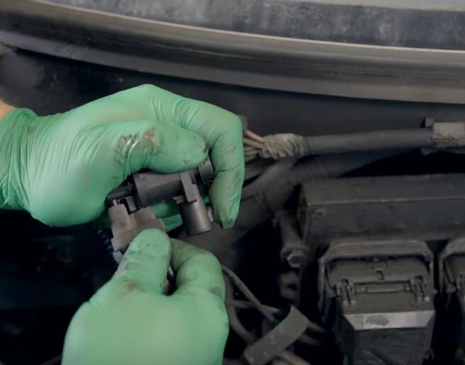 How-to-Replace-the-4x4-Disengage-Solenoid-in-5.4L-Ford-F-150-13