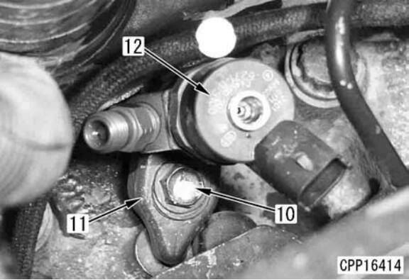 Komatsu-PC130-8-Excavator-Fuel-Injector-Assembly-Removal-Installation-5