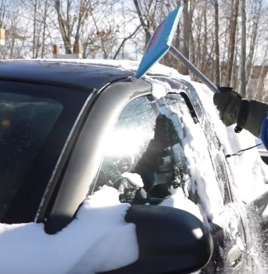 How-Not-to-Clear-Snow-Off-Your-Vehicle-9