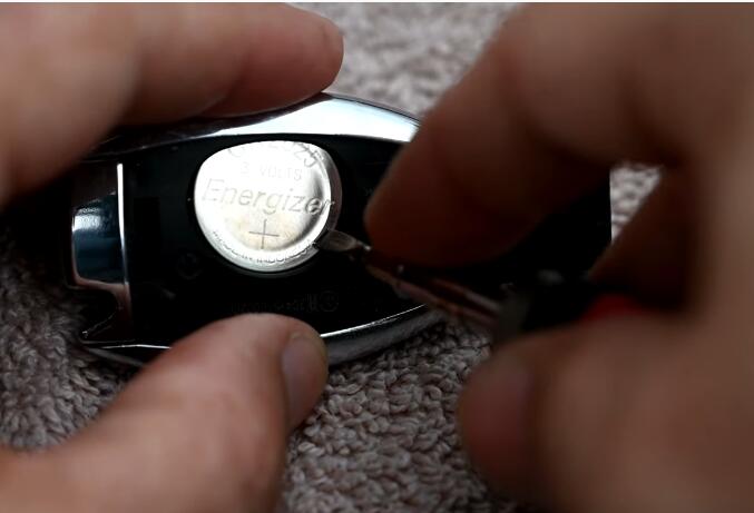 How-to-Change-Mercedes-Benz-Key-Fob-Battery-6