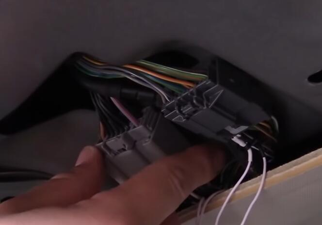 How-to-Install-Tailgate-ModuleV-3.0-to-Volvo-V70-17