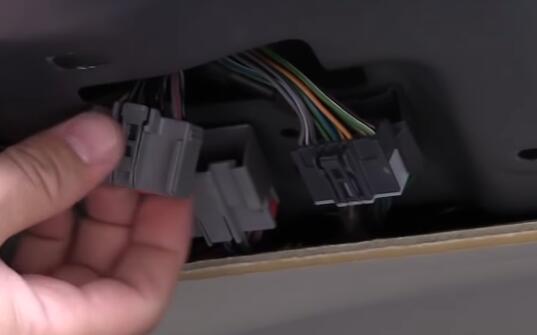How-to-Install-Tailgate-ModuleV-3.0-to-Volvo-V70-8