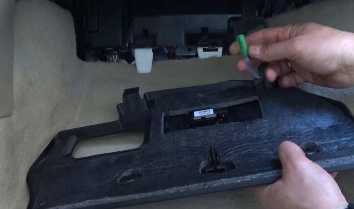How-to-Replacing-Cabin-Filter-and-Cleaning-AC-evaporator-on-Volvo-2
