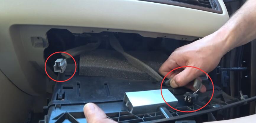 How-to-Replacing-Cabin-Filter-and-Cleaning-AC-evaporator-on-Volvo-5