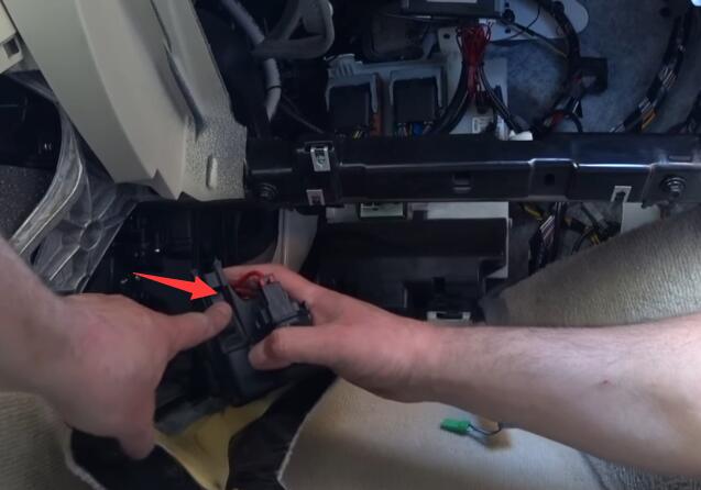 How-to-Replacing-Cabin-Filter-and-Cleaning-AC-evaporator-on-Volvo-8