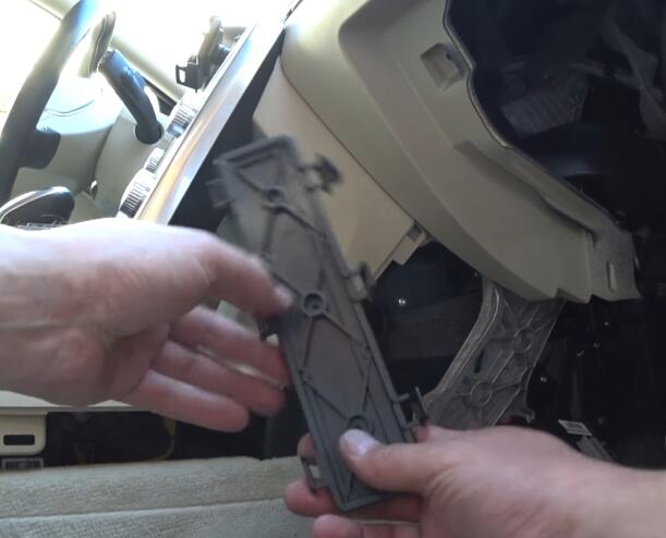 How-to-Replacing-Cabin-Filter-and-Cleaning-AC-evaporator-on-Volvo-9