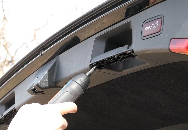 How-to-Change-License-Plate-Lamp-for-Mercedes-Benz-E-Class-2