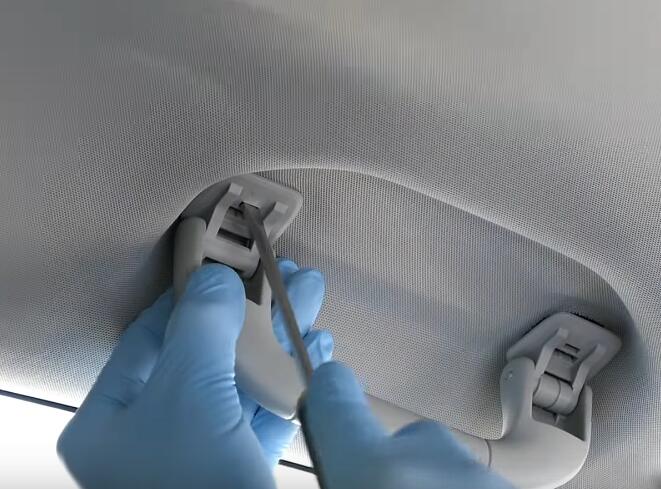 How-to-Install-a-Sunglass-Holder-on-Mercedes-Benz-E-Class-W212-3