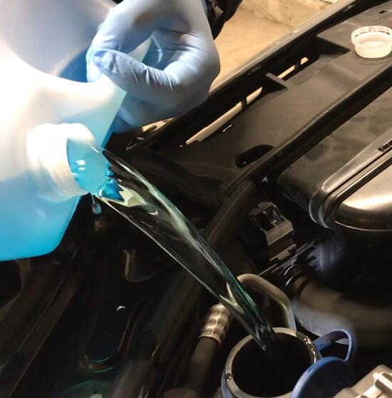 How-to-Repair-Washer-Fluid-Reservoir-Leak-for-Mercedes-W212-7