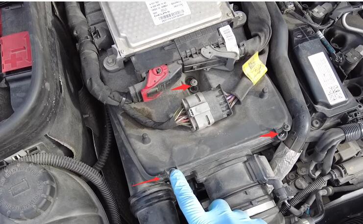 How-to-Replace-Engine-Air-Filter-for-Mercedes-Benz-E-class-W212-4