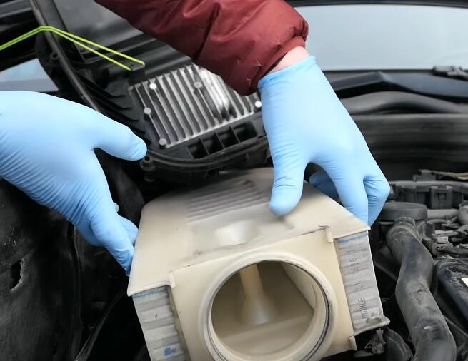 How-to-Replace-Engine-Air-Filter-for-Mercedes-Benz-E-class-W212-6