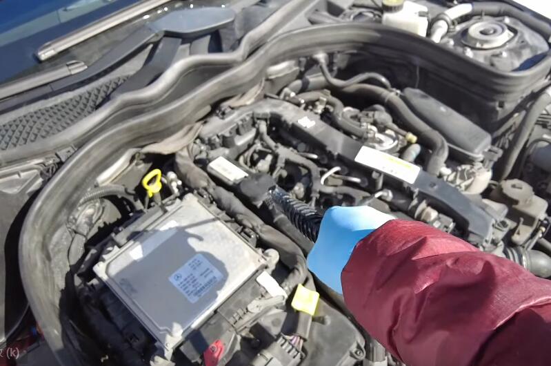 How-to-Replace-Engine-Air-Filter-for-Mercedes-Benz-E-class-W212-9