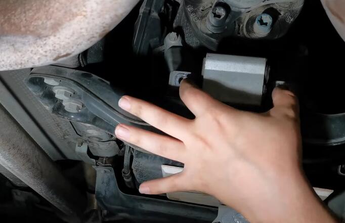 How-to-Replace-Transmission-Mount-for-Mercedes-E-Class-W212-2009-2016-6