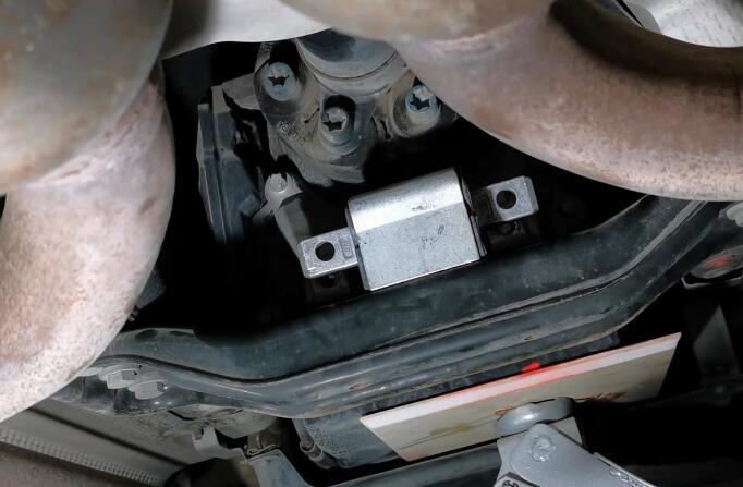 How-to-Replace-Transmission-Mount-for-Mercedes-E-Class-W212-2009-2016-8