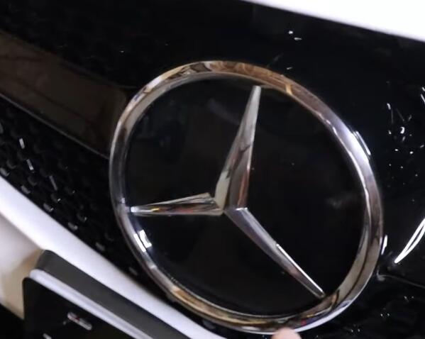 How-to-Upgrade-a-Lighted-Star-on-2015-Mercedes-C-Class-W205-1