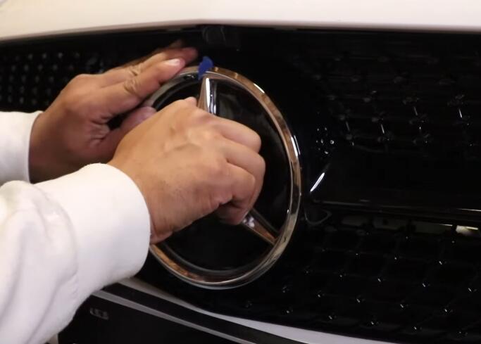 How-to-Upgrade-a-Lighted-Star-on-2015-Mercedes-C-Class-W205-2