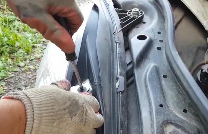 How-to-Remove-the-Front-Bumper-on-Mercedes-W2122009-2013-1