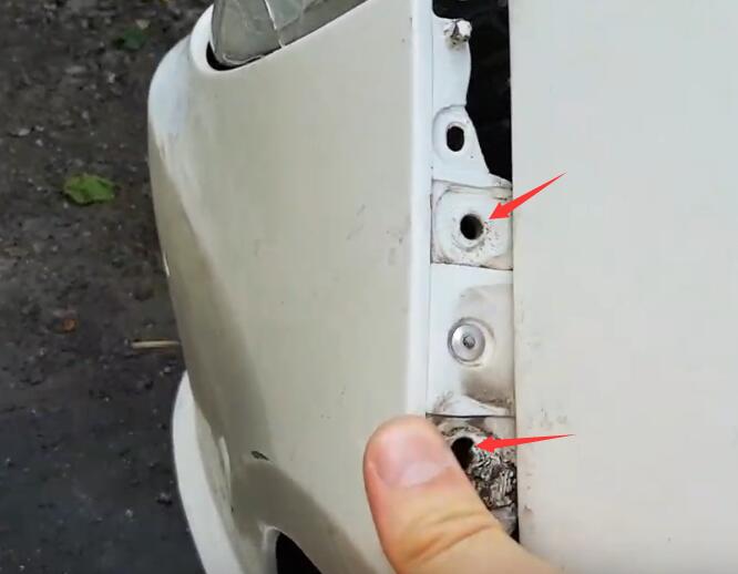 How-to-Remove-the-Front-Bumper-on-Mercedes-W2122009-2013-2
