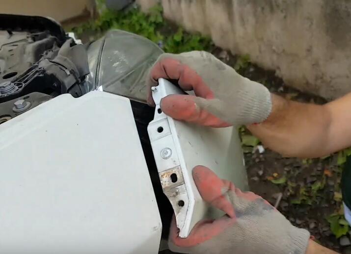 How-to-Remove-the-Front-Bumper-on-Mercedes-W2122009-2013-7