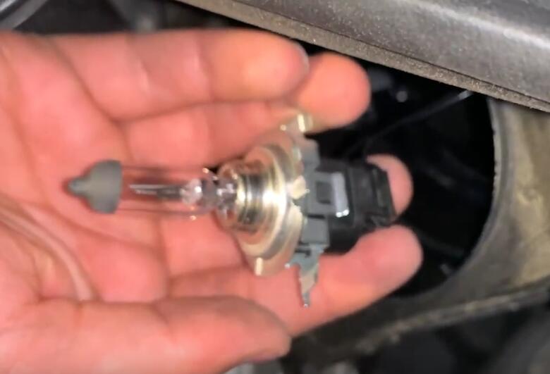 How-to-Replace-Cornering-Light-Bulb-for-Mercedes-Benz-by-Yourselves-7