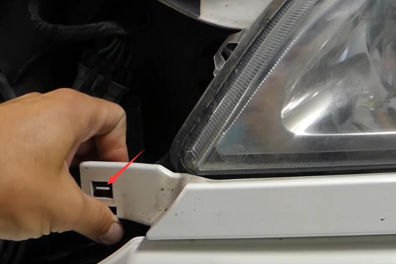 How-to-Replace-LED-Headlight-Bulbs-for-Mercedes-ML320-2003-1