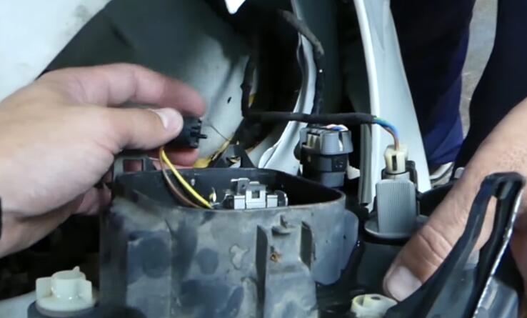 How-to-Replace-LED-Headlight-Bulbs-for-Mercedes-ML320-2003-5