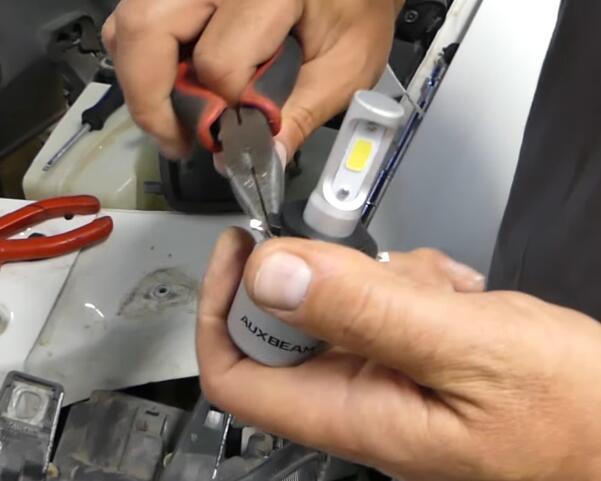 How-to-Replace-LED-Headlight-Bulbs-for-Mercedes-ML320-2003-7