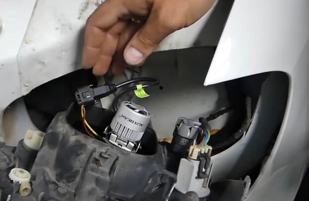 How-to-Replace-LED-Headlight-Bulbs-for-Mercedes-ML320-2003-8