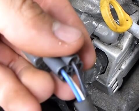 How-to-Check-and-Replace-an-Oxygen-Sensor-on-2003-Toyota-Rav4-2