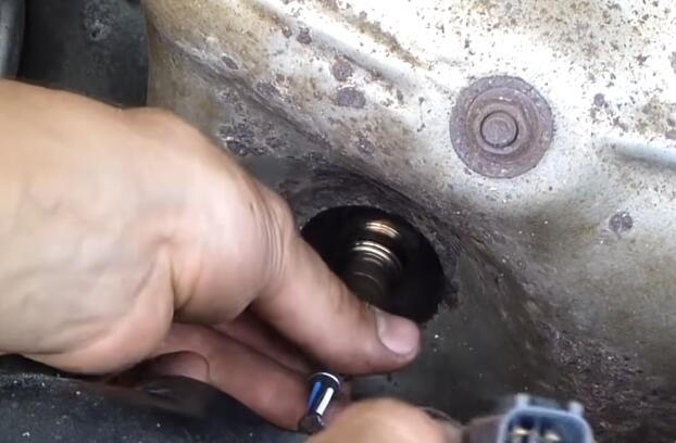 How-to-Check-and-Replace-an-Oxygen-Sensor-on-2003-Toyota-Rav4-7