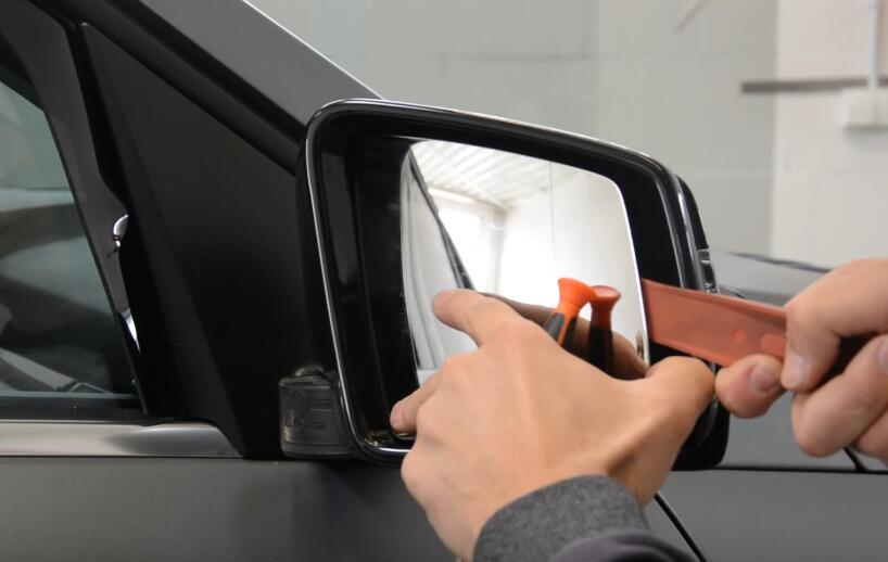How-to-Remove-Mirror-Cover-and-Glass-for-Mercedes-Benz-ML-2012-1