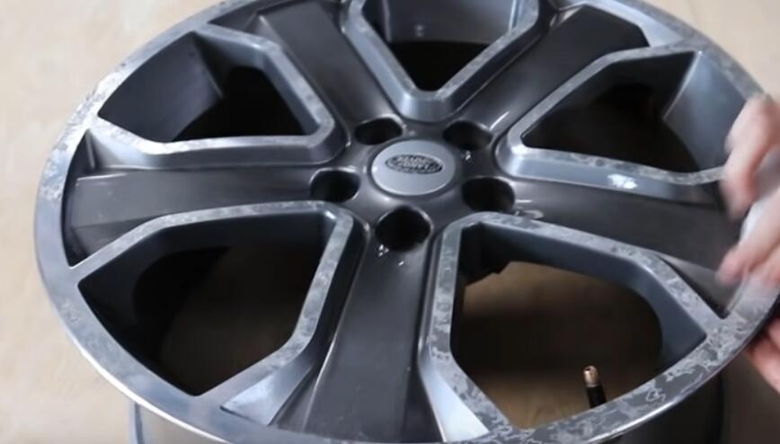 How-to-Repair-Alloy-Wheel-Rims-on-Land-Rover-1