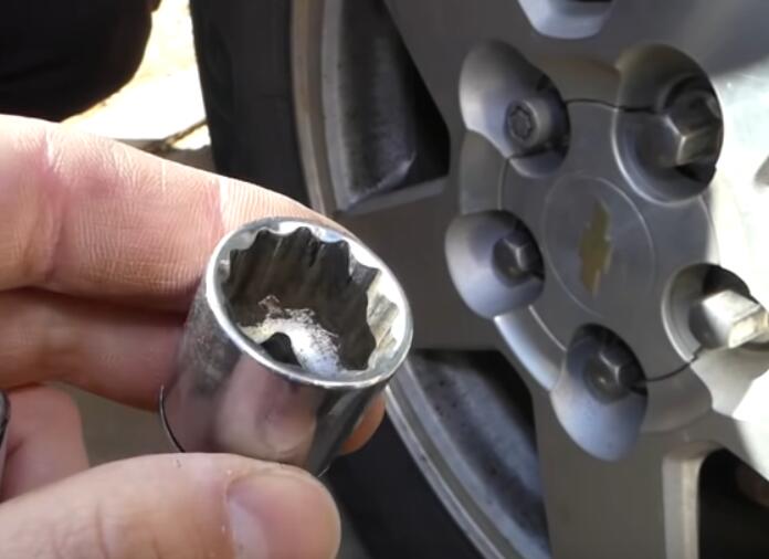 How-to-Remove-Wheel-Locks-Without-a-Key-Tool-1