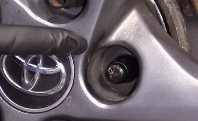 How-to-Remove-a-Locking-Lug-Nut-Without-the-Key-4